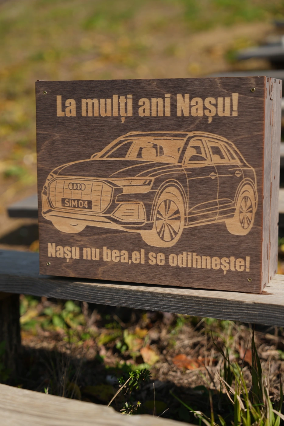 DrinkMaker — Mașină și urare gravate pe capac